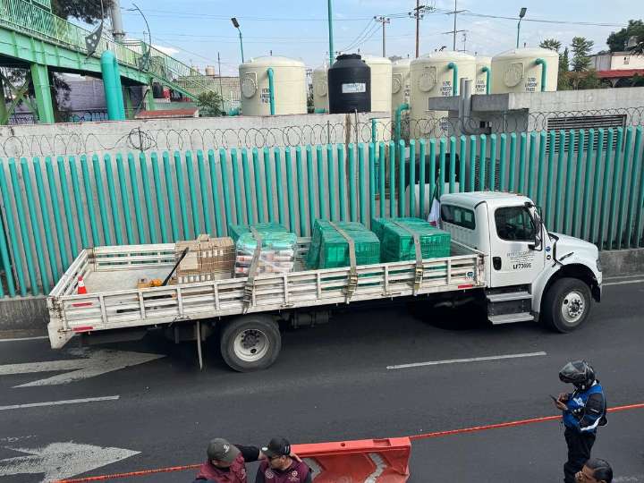 Cae camión en socavón de 10 metros en alcaldía Iztapalapa