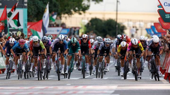 El belga Jasper Philipsen triunfa en el esprint de la Vuelta en Zaragoza