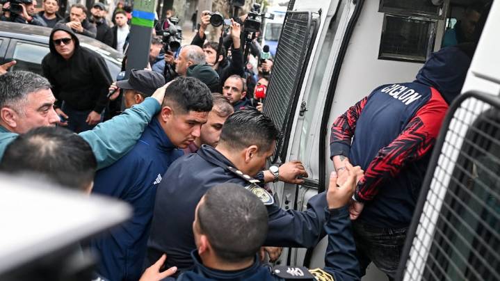 Ordenan liberar a los 104 hinchas de la U de Chile detenidos por el choque entre barras en Avellaneda