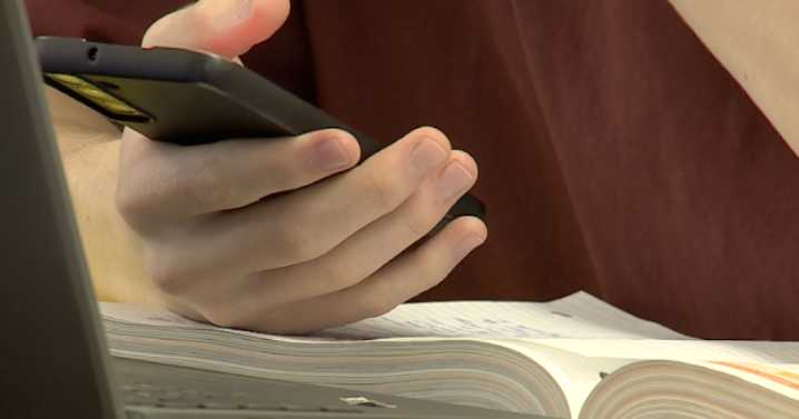 Ding or delay? Parents sound off on kids getting a cellphone ahead of back