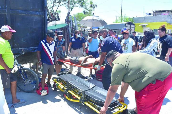 Se estrella una pareja en moto contra tráiler