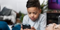 Expertos definen cuánto tiempo deben pasar los niños frente a celulares, tablets y otros dispositivos