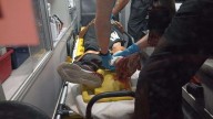Mujer de la tercera edad pierde el pie al intentar cruzar por las vías del tren