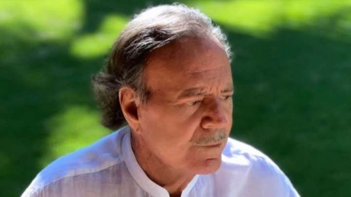 Julio Iglesias, la vida sigue igual: otro verano sin España, pero pendiente de los incendios de Galicia
