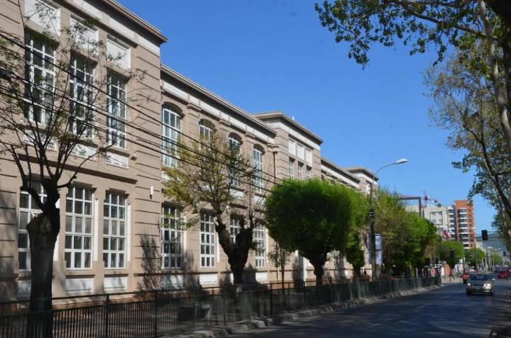 Estudiantes del Maule analizan brechas económicas con la capital