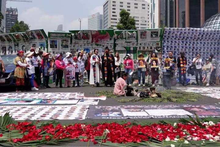 Miles marchan en México en el Día Internacional de las Víctimas de Desaparición Forzada
