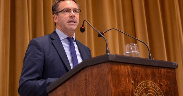 Sandleris: "El Gobierno debe comprar u$s 5000 millones para cumplir con el FMI"