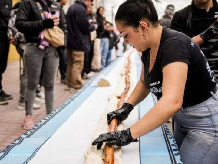 El choripán más largo: en un municipio de Buenos Aires batieron el récord mundial