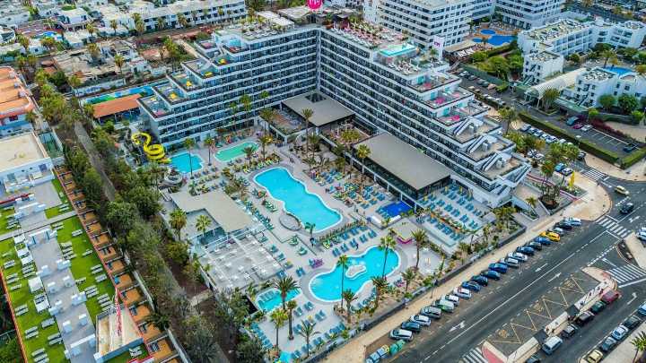Sigue la guerra de las tumbonas en España: una mujer estalla en Tenerife al ver ocupada su hamaca “reservada” con una toalla