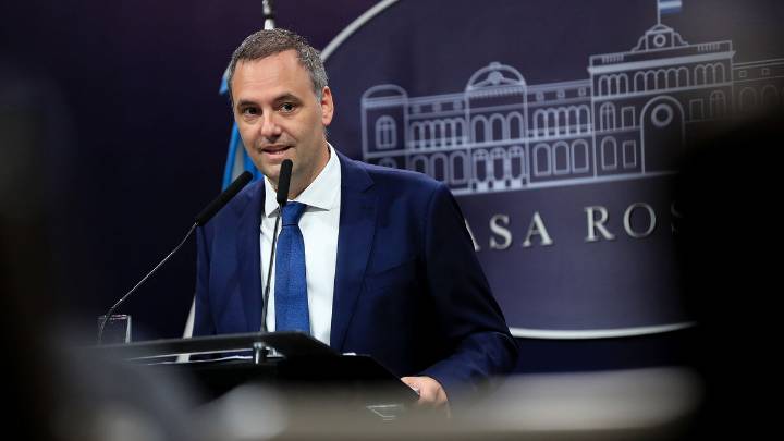 Manuel Adorni advirtió por los audios de Karina Milei: “Sería un escándalo sin precedentes”