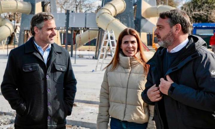 Achával y Peralta recorrieron la obra de renovación de la plaza de Villa Astol