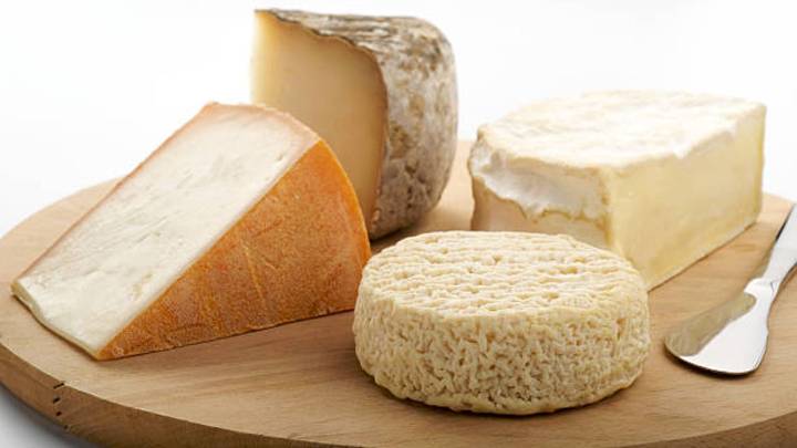 Alerta alimentaria en España por listeria en quesos: amplían los productos y las comunidades afectadas