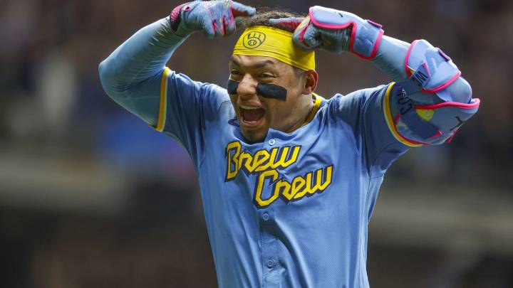 Contreras homers in 9th inning to give Brewers a 5