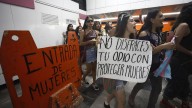 "No representamos un peligro": mujeres trans protestan contra la discriminación en el metro de la CDMX