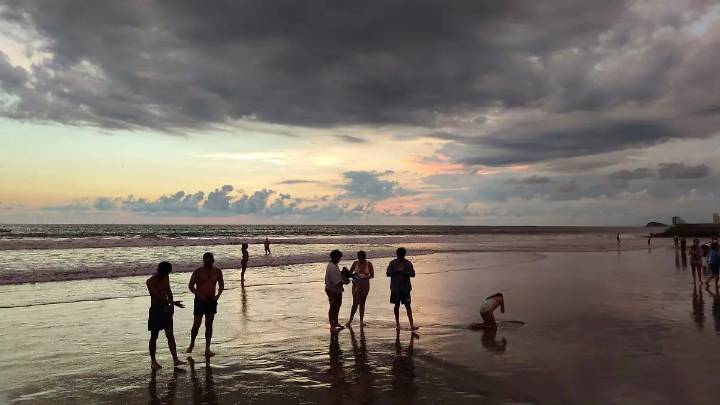 Ponen a salvo a cinco personas del oleaje en Mazatlán
