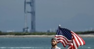 Trump propone cárcel para quienes quemen la bandera de EE. UU.