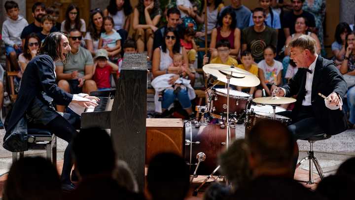 Recintos llenos en Ávila para disfrutar de 'Cir&Co', que reparte 3.000 narices de payaso