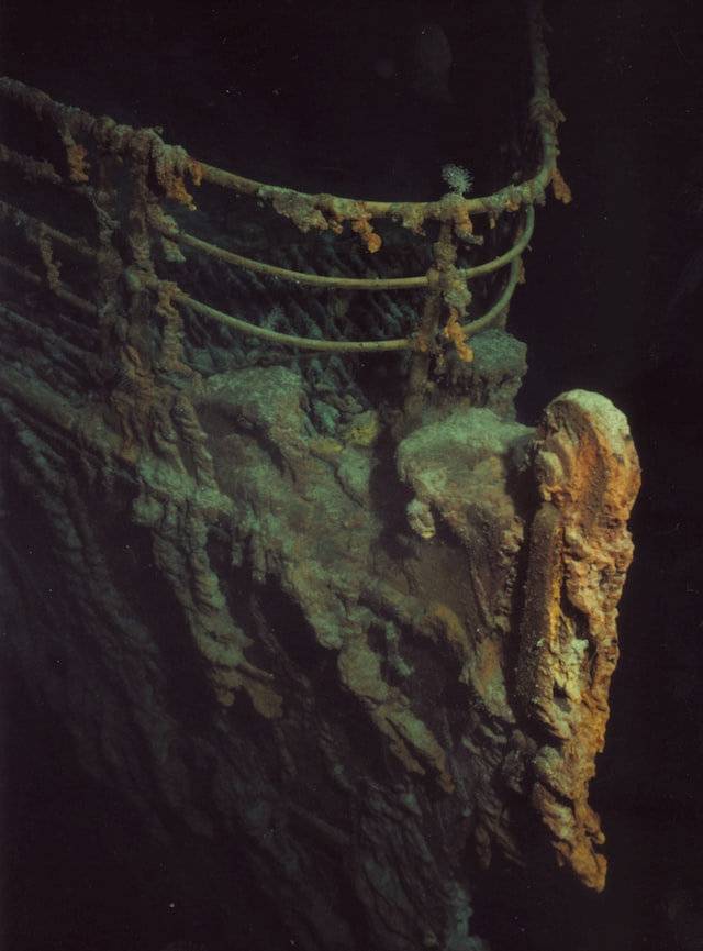 Crew of the Titanic right not to issue life saving equipment to drowning passengers