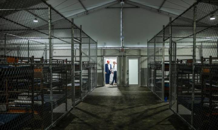 Jueza frena la construcción del centro migratorio Alligator Alcatraz por demanda ambiental
