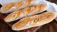 Pan baguette versión rústico: extra crocante y queda tan rico como los que venden en la panadería