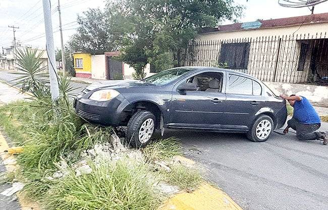 Esquiva a cafre e impacta un árbol