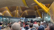 Caos por los incendios: El cierre de carreteras y vías de tren provoca el colapso en los aeropuertos