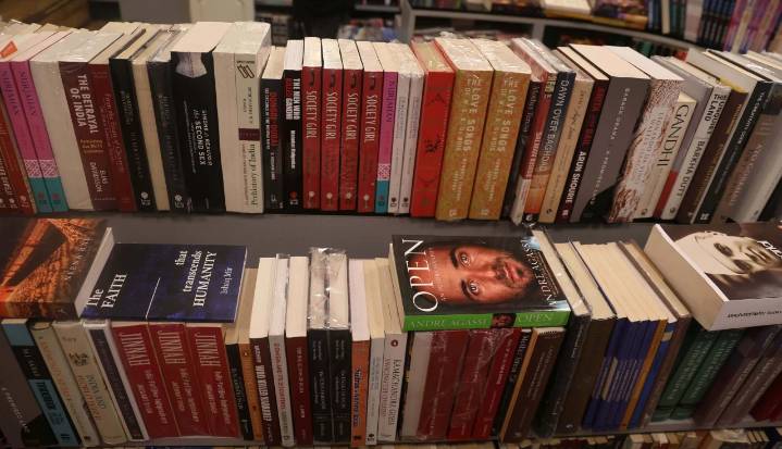 Prohibición de libros en India y cadena perpetua por leerlos