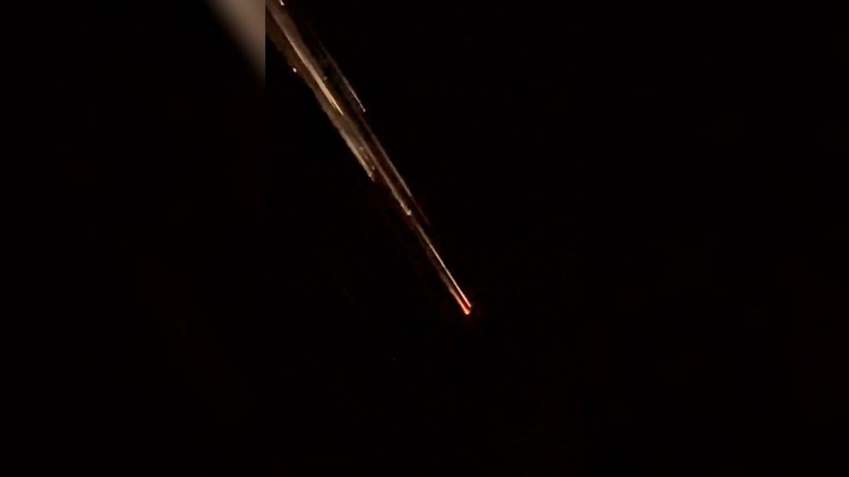 Un gigantesco trozo de basura espacial en llamas sobrevuela el litoral español en plena lluvia de estrellas: "No era un meteorito, era un objeto artificial en llamas"