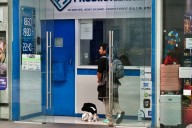 Peso retrocede y cotiza a 18.67 por dólar; la BMV también baja