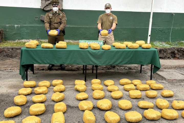 Carabineros detiene a tres mujeres que intentaban ingresar más de 67 kilos de marihuana al país