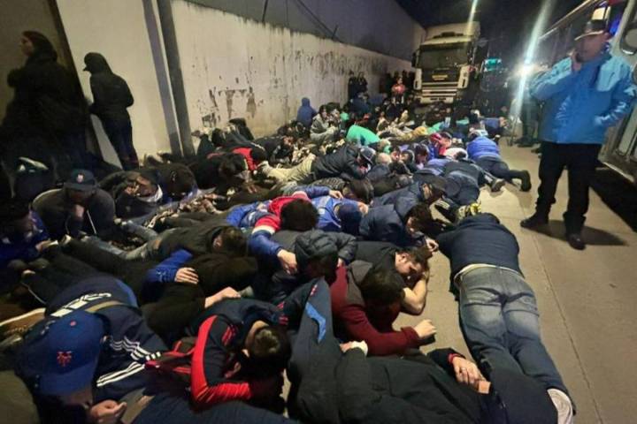 Difunden listado de hinchas chilenos detenidos en Argentina luego de los incidentes: Hay menores de edad