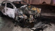 Vehículo queda en pérdida total tras incendiarse en la colonia Lázaro Cárdenas, en Culiacán