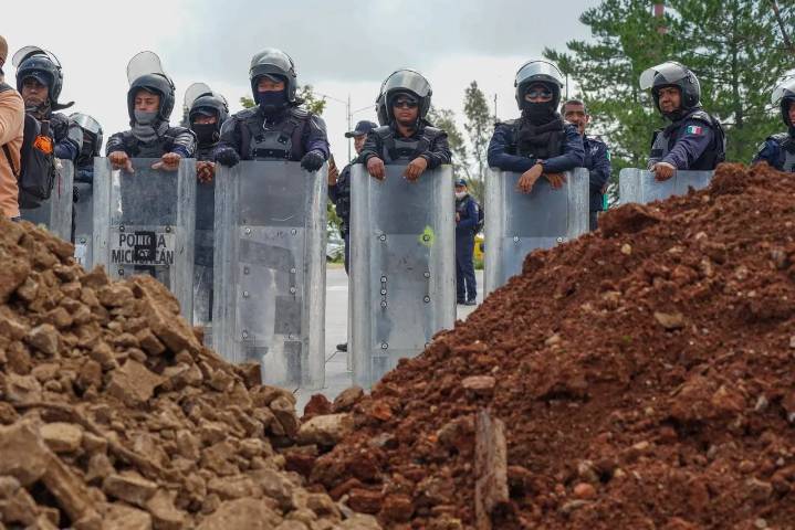 Antimotines bloquean paso a manifestantes en Altozano