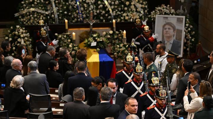 Miles de colombianos despiden al presidenciable asesinado Miguel Uribe