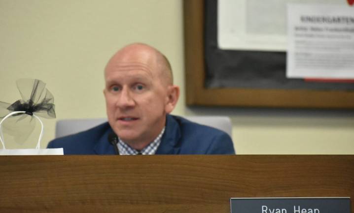 Chandler school district OKs cell phone restriction