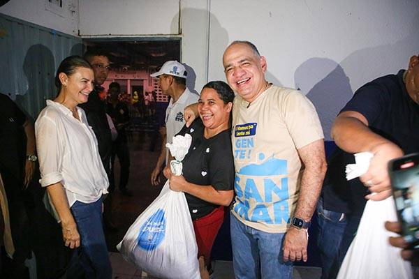 Alcalde Pinedo sigue llevando bienestar a damnificados por las lluvias en Santa Marta
