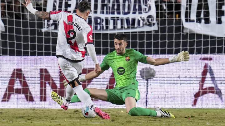 Joan Garcia salva al Barça, que empata en Vallecas