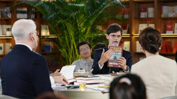 Sabino Vaca Narvaja presenta su libro sobre las relaciones Argentina