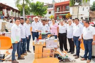 Entrega Huatulco kits de herramientas a agentes y representantes municipales
