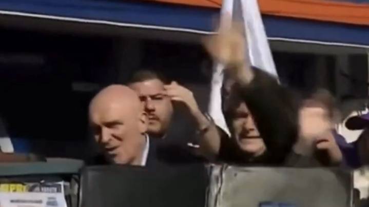 Vecinos atacaron la comitiva presidencial en el conurbano: tuvieron que evacuar a Javier Milei