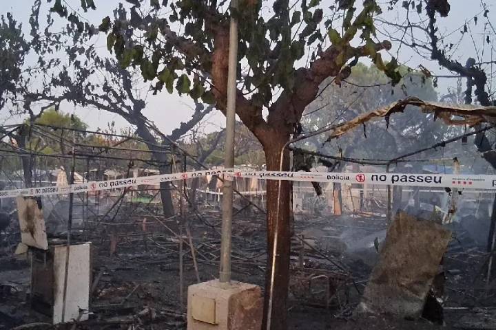 Un incendio en un camping de El Vendrell obliga a desalojar a 1.800 personas tras calcinar 15 vehículos