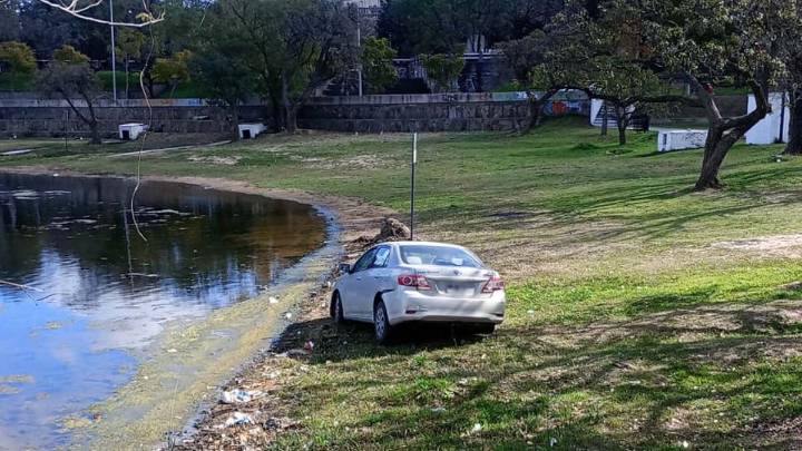 Parque del Sur: estacionó el auto, no le puso el freno de mano y casi termina en el agua