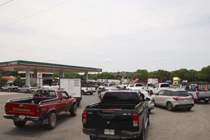 Falta de combustible en la frontera sur de México se agudiza por protestas de jubilados