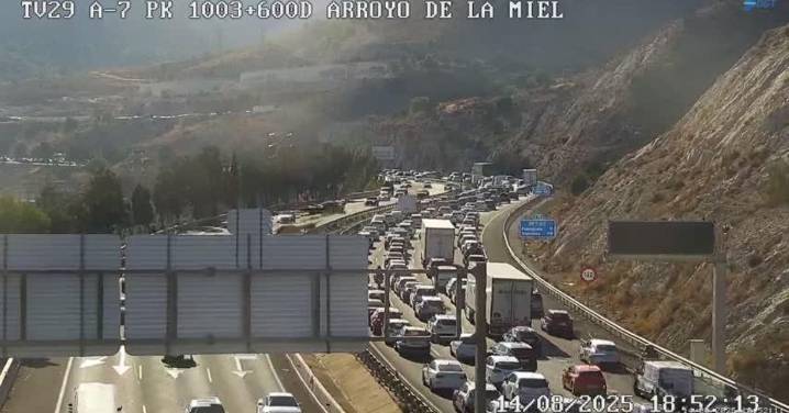 Retenciones kilométricas en varios puntos de Málaga en el inicio del puente