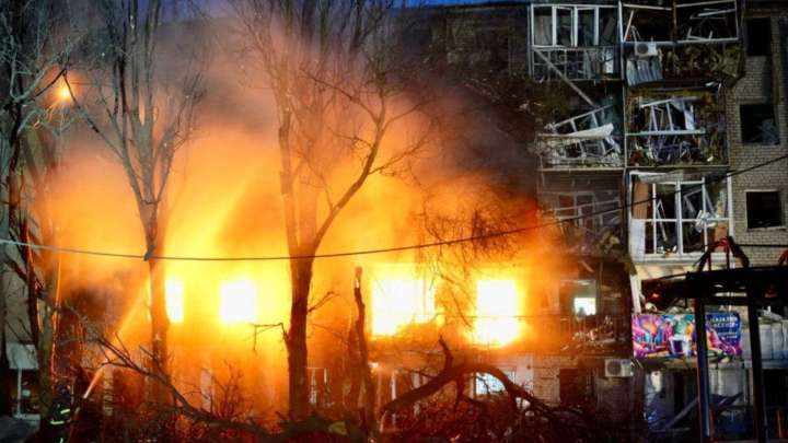 Rusia Ataca Ciudades Ucranianas con Misiles y Drones: Al Menos un Muerto y Decenas de Heridos