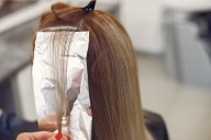 Qué estilos de mechas ayudan a disimular las canas