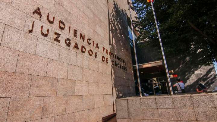Condenan a un banco de Cáceres a pagar más de 4.500 euros estafados a una clienta