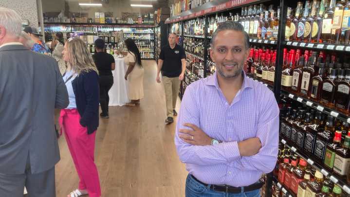Deluxe Liquor Store, opened in 1938, now the second Liquor Pointe location