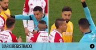Vergonzoso momento en Huracán - Argentinos: el árbitro echó al jugador equivocado y el VAR no funcionaba