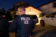 Esposa de inmigrante hablaba con él por teléfono cuando ICE lo arrestó